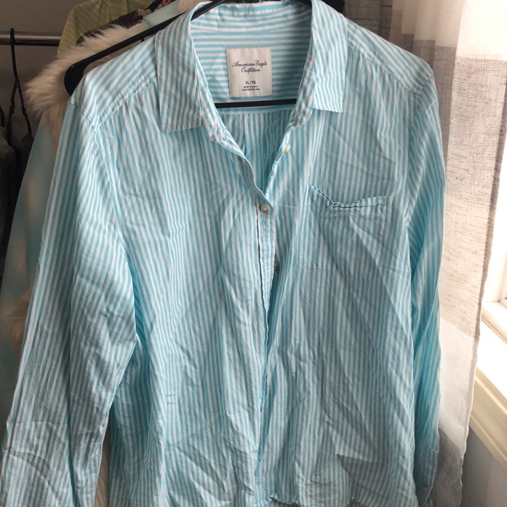 ⭐Woman’s American Eagle button down - size XL